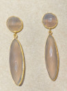 Pendientes largos de plata dorada con piedras naturales elegantes