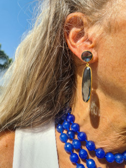 Pendientes largos de plata dorada con piedras naturales elegantes