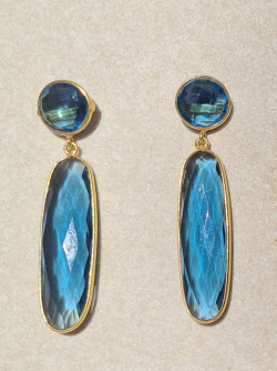 Pendientes largos de plata dorada con piedras naturales elegantes