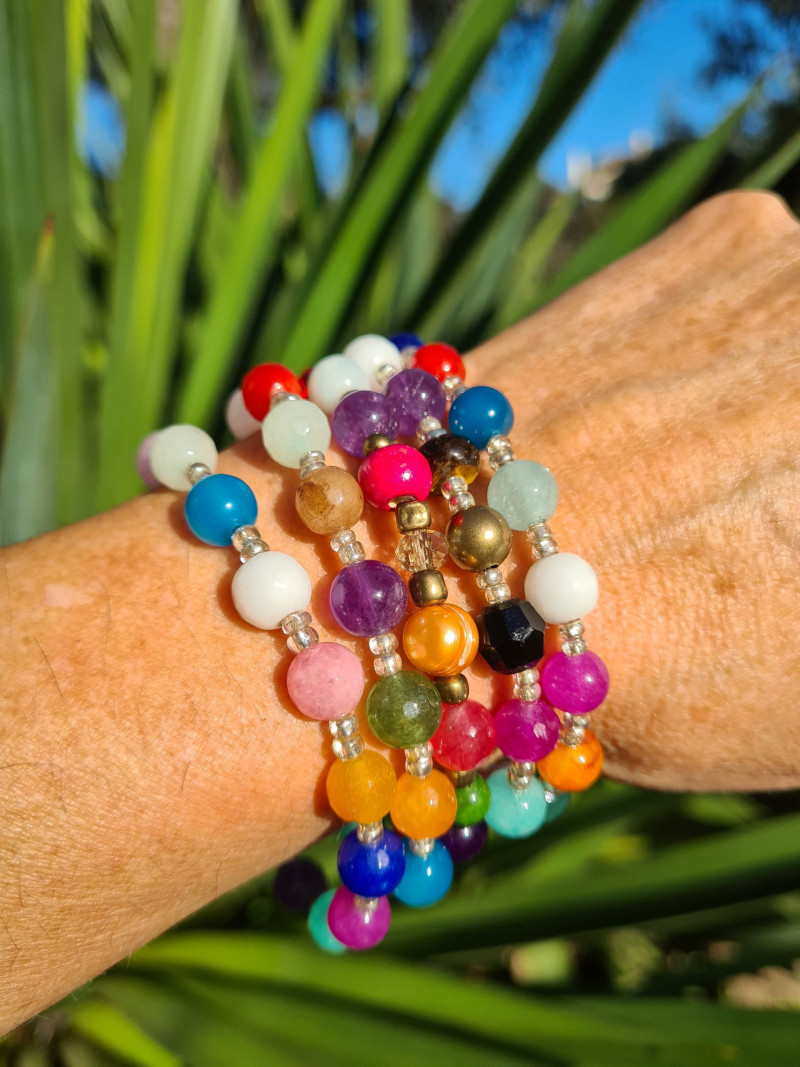 Pulsera elástica de ágata multicolor con cristal de roca juvenil