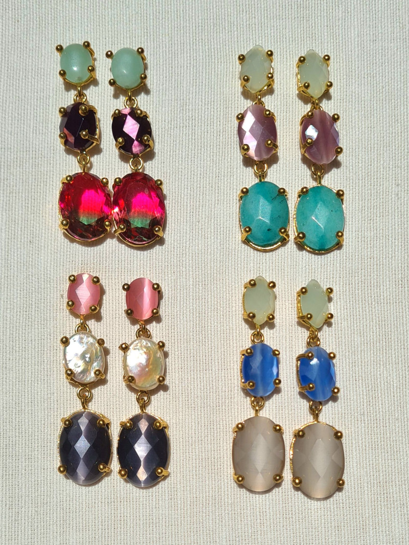 Pendientes largos de perlas, ágata y cristales checos exclusivos.