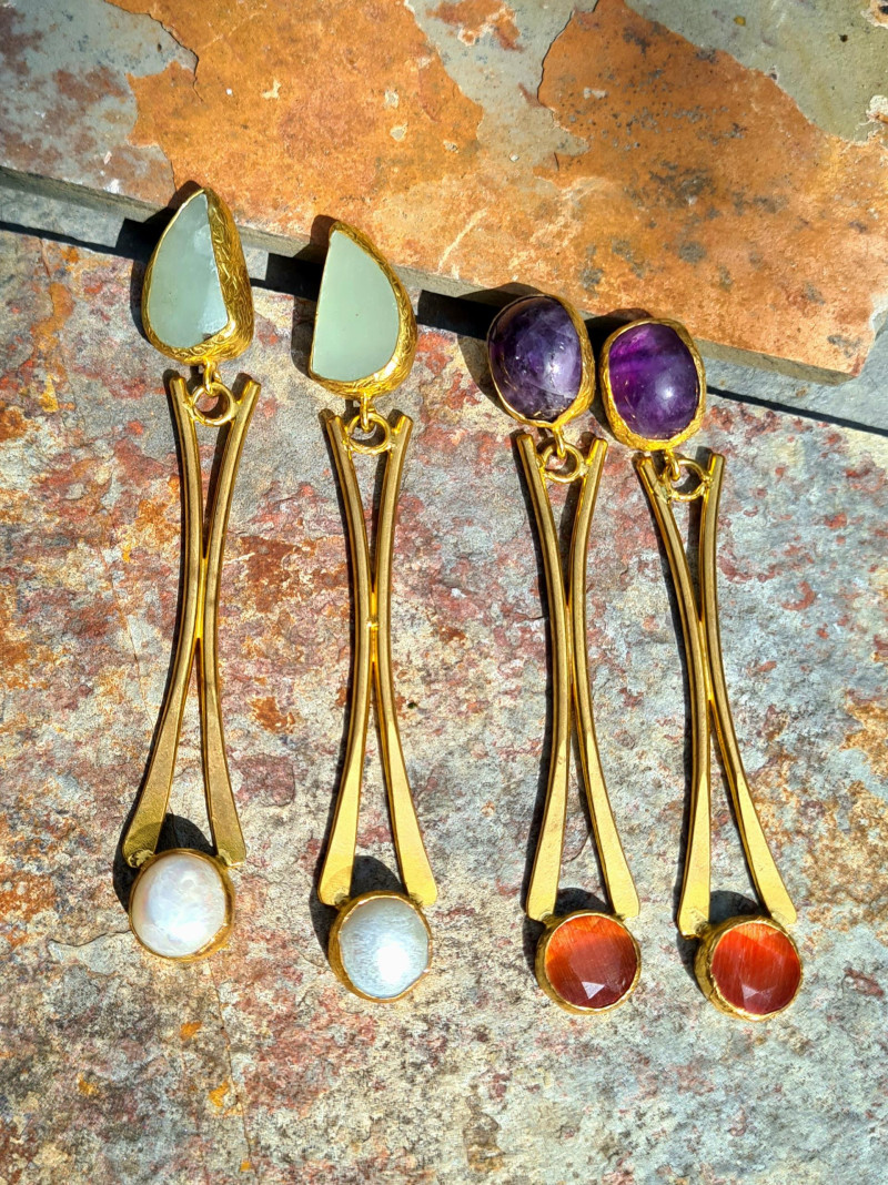 Pendientes largos de perla y ágata en dos piezas doradas