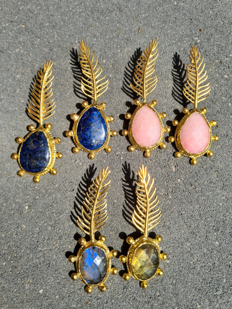 Pendientes largos dorados con pluma y ágata natural exclusivos