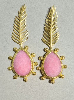 Exclusive long gold earrings with feather and natural agate