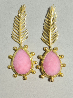 Pendientes largos dorados con pluma y ágata natural exclusivos