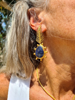Pendientes largos dorados con pluma y ágata natural exclusivos