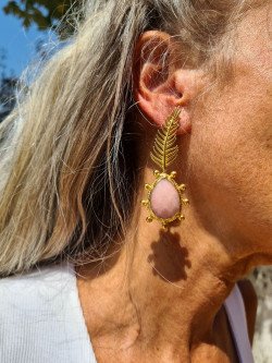 Exclusive long gold earrings with feather and natural agate