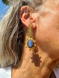Pendientes largos dorados con pluma y ágata natural exclusivos