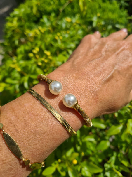 Pulsera abierta de acero con perlas. Diseño elegante y moderno