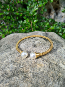 Open steel bracelet with elegant gold or silver pearls