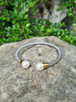 Pulsera de acero abierta con perlas elegantes dorada o plateada