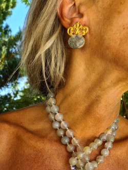 Pendientes cortos con piedras naturales y filigranas. Diseño elegante y delicado
