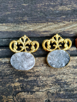 Pendientes cortos de piedras naturales con filigrana artesanal
