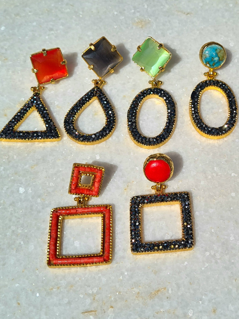 Pendientes de piedras naturales con colgante geométrico y circonitas