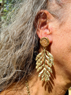 Large gold-plated agate earrings with leaf and crystals