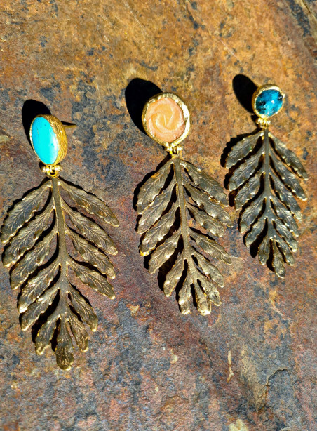Pendientes grandes dorados con ágatas en forma de hoja. Diseño elegante y natural