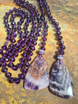 Collar cordón de cristales morados con colgantes de amatistas naturale