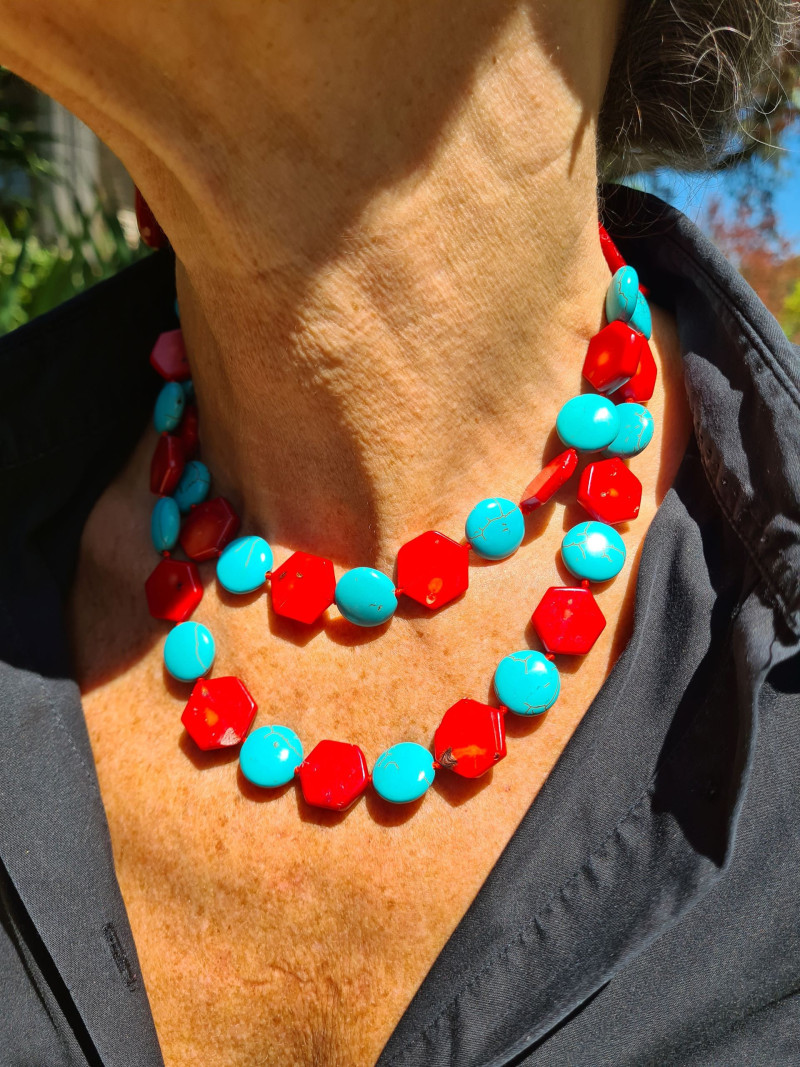 Collar largo de turquesa y coral artesanal con estilo étnico