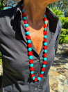 Collar largo de turquesa y coral artesanal con estilo étnico