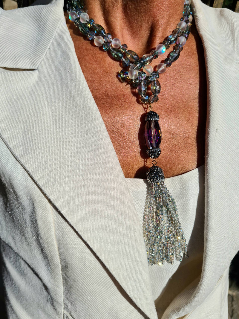 Collar largo de cristales checos gris verdoso y ópalo con borlón