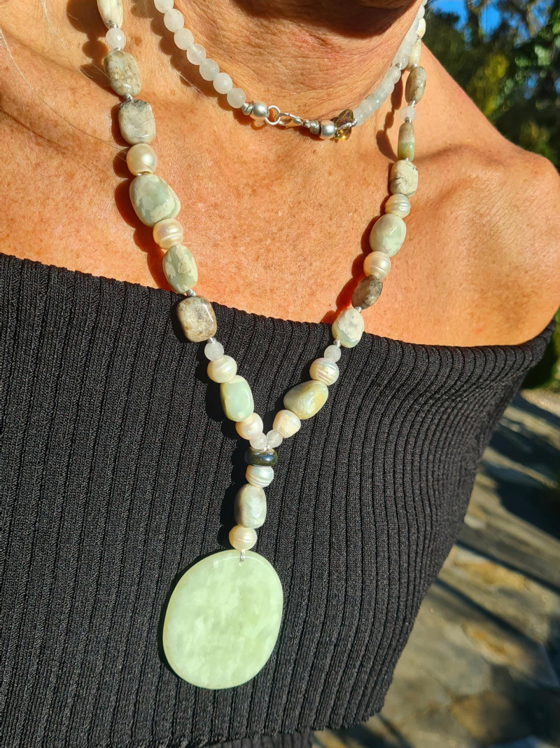 Collar largo de perlas barrocas, jaspe verde y colgante de jade