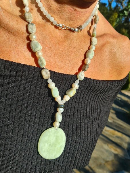 Collar largo de perlas barrocas, jaspe verde y jade. Diseño elegante y natural