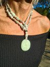 Collar largo de perlas barrocas, jaspe verde y colgante de jade