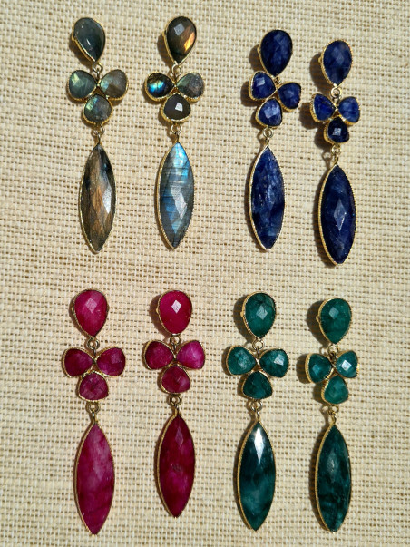 Pendientes largos dorados con piedras naturales. Diseño elegante y sofisticado