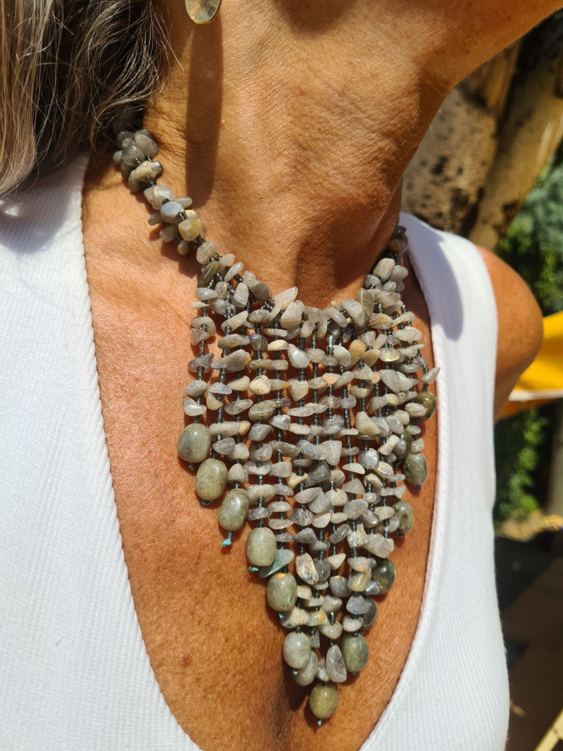 Gargantilla tipo cascada de labradorita. Diseño elegante y natural