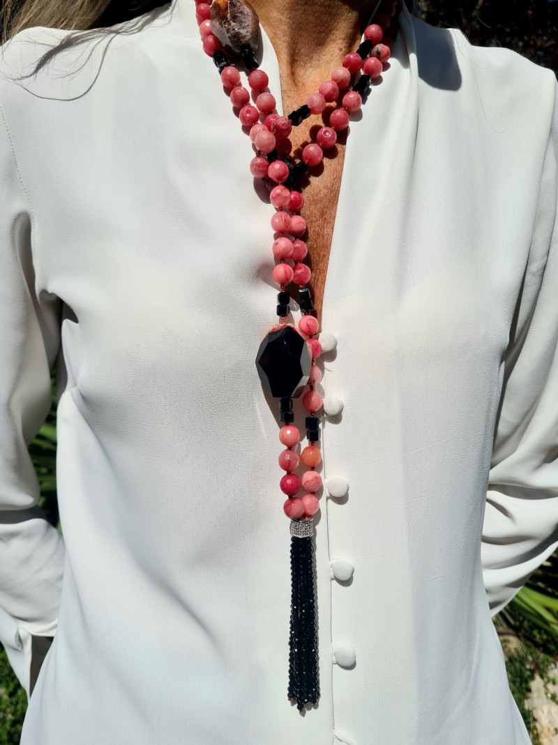 Collar largo de ágata rosa con cristales checos negros y borlón