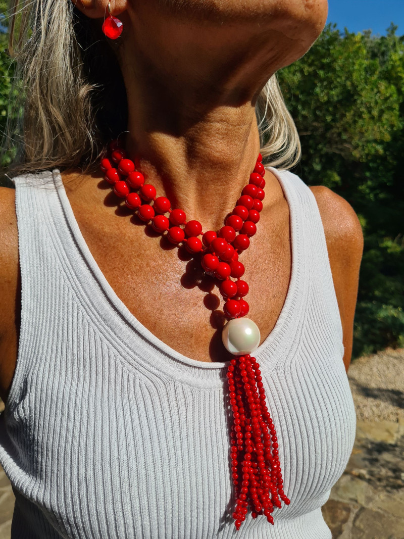 Collar largo de nácar rojo con bolón blanco y borlón artesanal