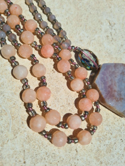 Collar largo artesanal de ágata y cristales checos con colgante oval