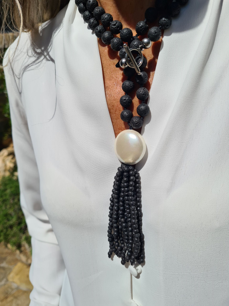 Este collar largo de lava volcánica negra está elaborado artesanalment