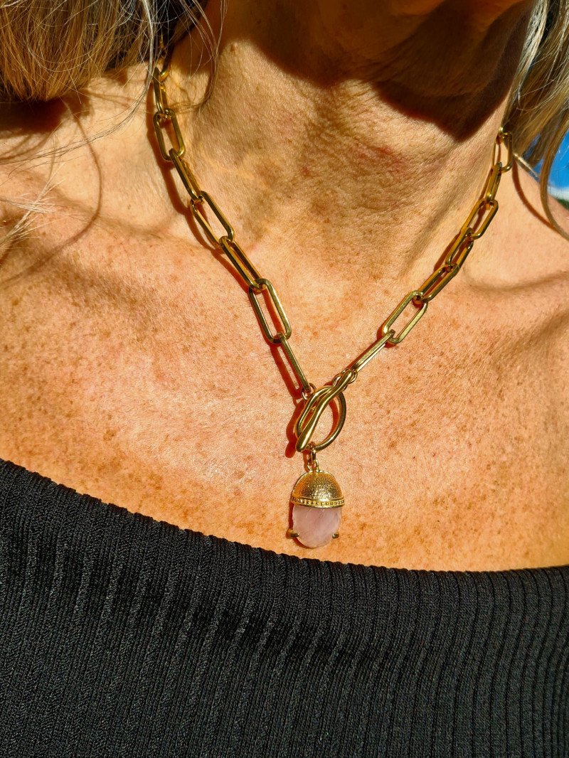Gargantilla de cadena de acero con cuarzo rosa