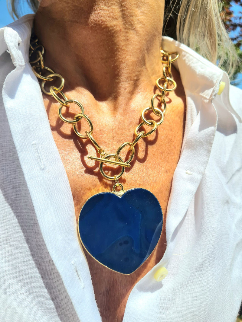 Gargantilla de cadena dorada con colgante corazón de Ágata azul