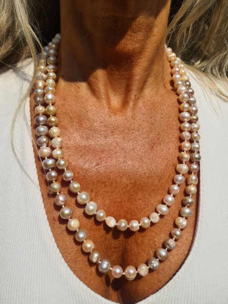 Collar largo de perlas barrocas naturales. Diseño elegante y sofisticado