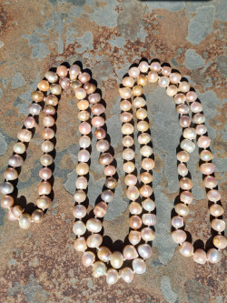 Collar largo artesanal de perlas barrocas naturales en varios tonos