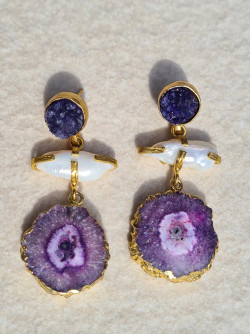 Long earrings made of agate and pearls