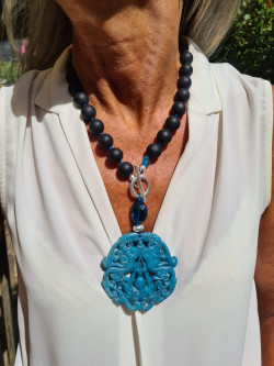 Gargantilla de ágatas  con medallón jade