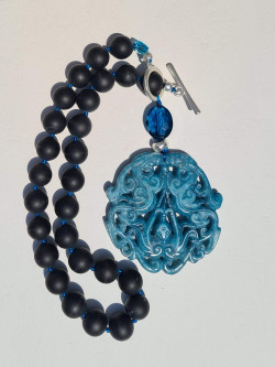Gargantilla de ágatas negras y medallón de jade turquesa