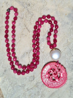 Long necklace of agates, mother-of-pearl and a unique jade medallion