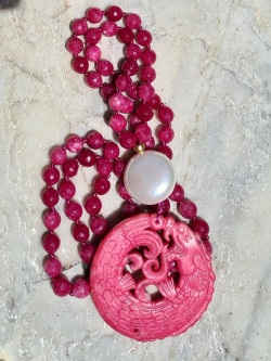 Long necklace of agates, mother-of-pearl and a unique jade medallion