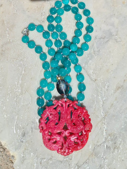 Collar largo ágatas con medallones de jade de colores vibrantes