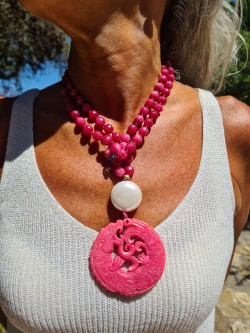 Long necklace of agates, mother-of-pearl and a unique jade medallion
