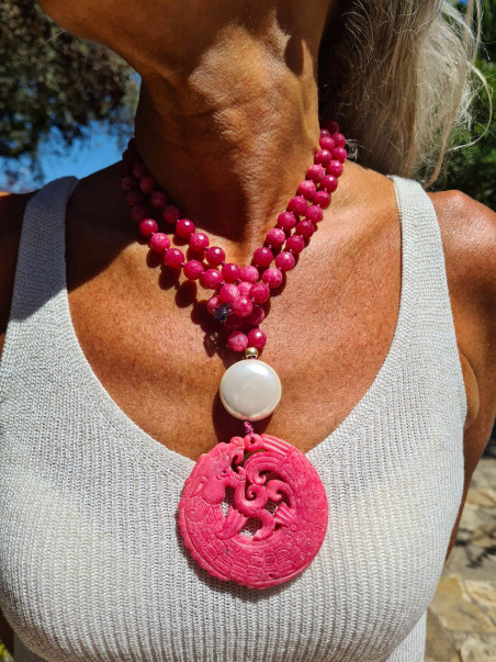 Long necklace of agates, mother-of-pearl and a unique jade medallion