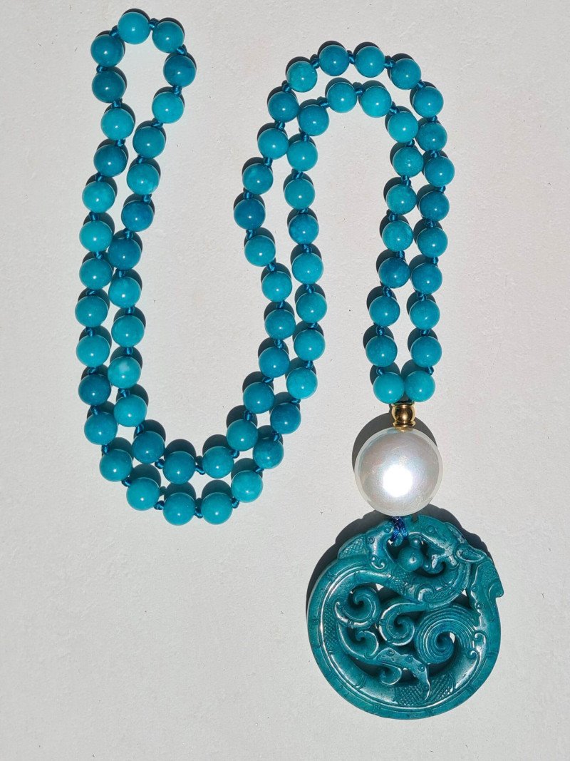 Collar largo de ágatas, nácar y medallón de jade único
