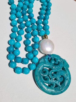 Collar largo de ágatas, nácar y medallón de jade único