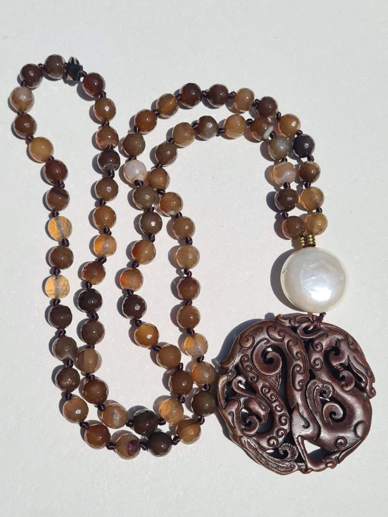 Collar largo de ágatas, nácar y medallón de jade único