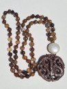 Collar largo de ágatas, nácar y medallón de jade único