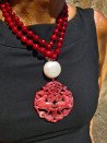 Collar largo de ágatas, nácar y medallón de jade único